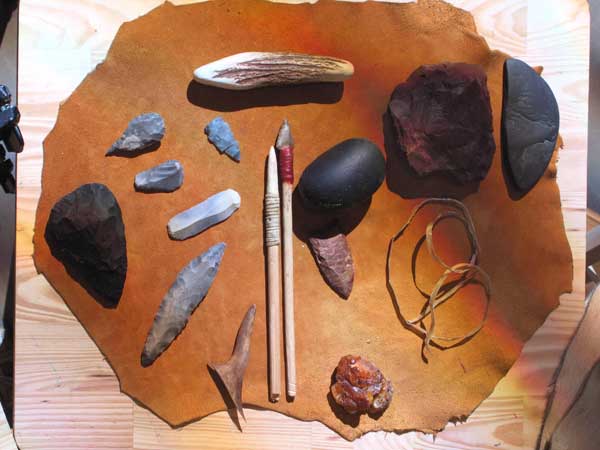 Photo: Archéo-Québec, Jacques Beardsell. Prehistoric artifacts, Musée McCord.